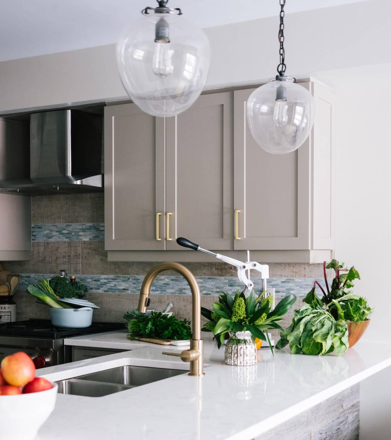 découvrez nos conseils pratiques pour repeindre votre cuisine en blanc, les erreurs à éviter et les astuces pour un résultat impeccable et lumineux.