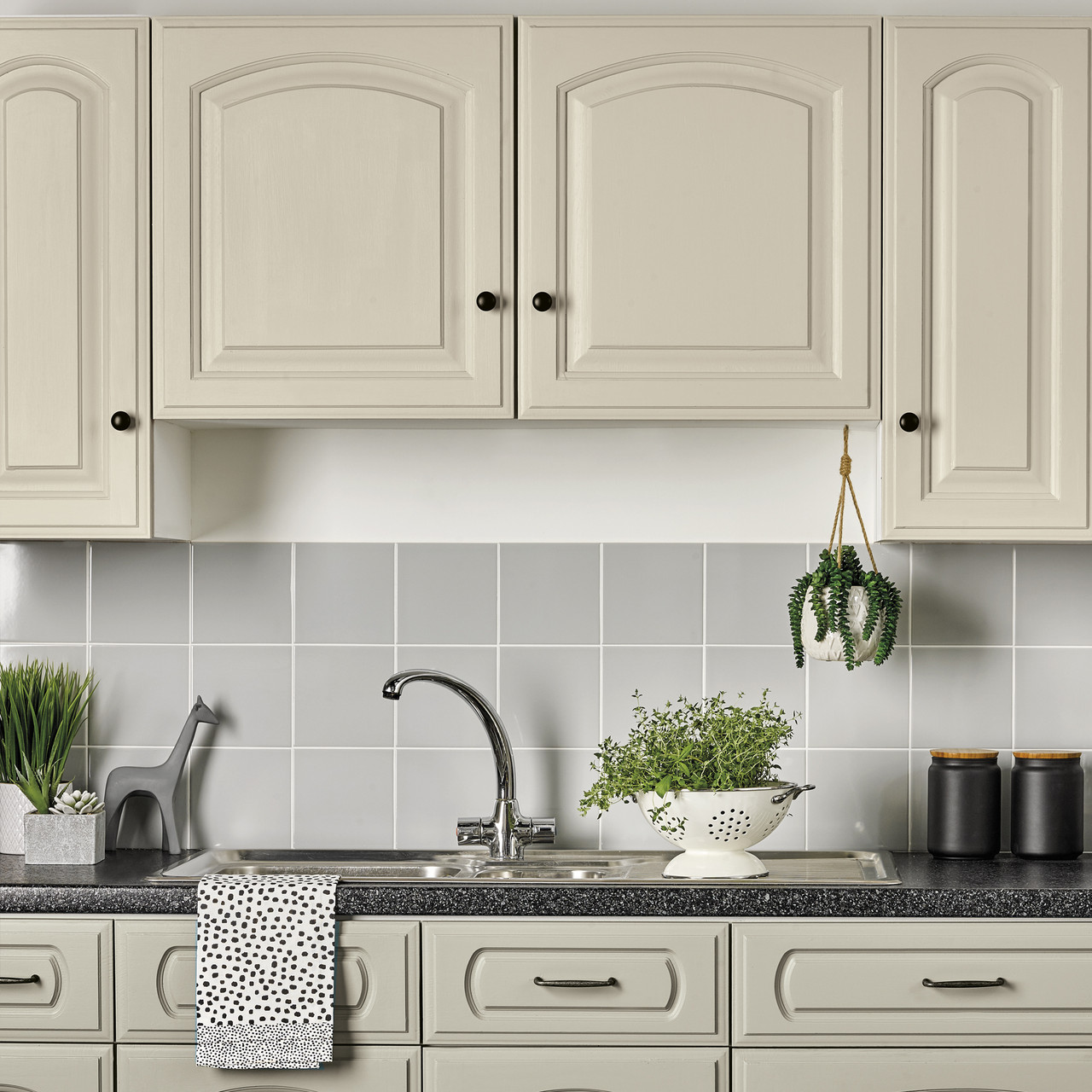 découvrez nos conseils pratiques pour repeindre un meuble de cuisine facilement et donner un coup de neuf à votre décoration intérieure.