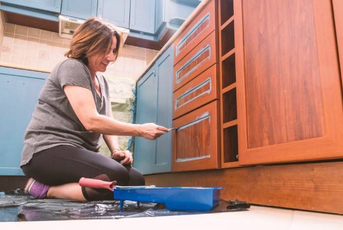 découvrez comment repeindre un meuble de cuisine facilement pour lui donner une seconde vie et moderniser votre intérieur avec nos conseils pratiques.