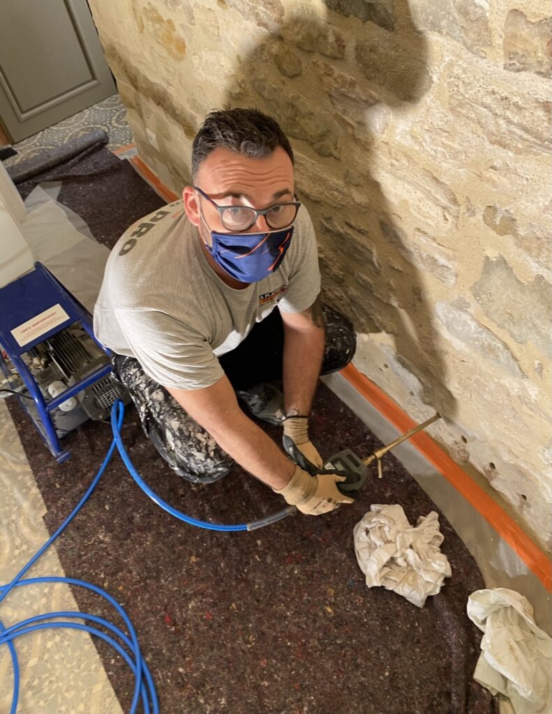 découvrez notre traitement à la résine hydrophobe efficace contre les remontées capillaires, avec des tarifs adaptés pour protéger durablement vos murs de l'humidité.