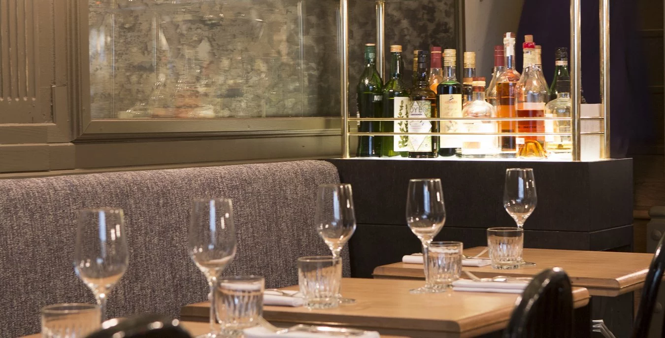 découvrez un restaurant parisien chaleureux situé dans le 2ème arrondissement, où convivialité et saveurs authentiques se rencontrent pour un repas inoubliable.