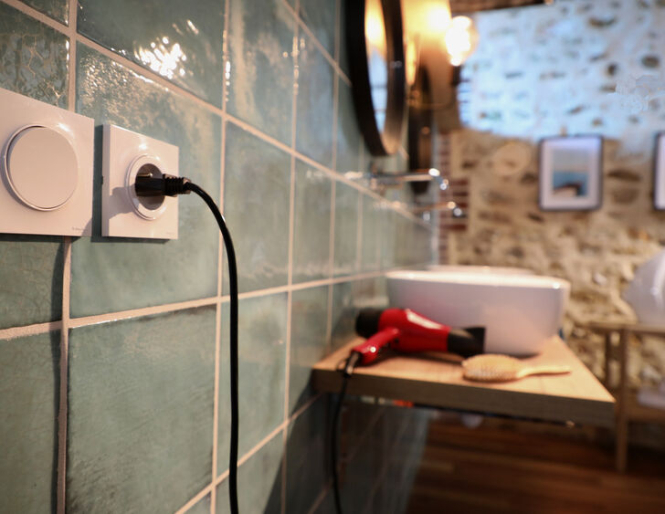 découvrez nos conseils pratiques pour réussir l'électricité de votre salle de bain en toute sécurité et efficacité.