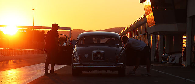 découvrez nos conseils experts pour réussir la rénovation de votre voiture ancienne à paris, alliant savoir-faire traditionnel et techniques modernes.
