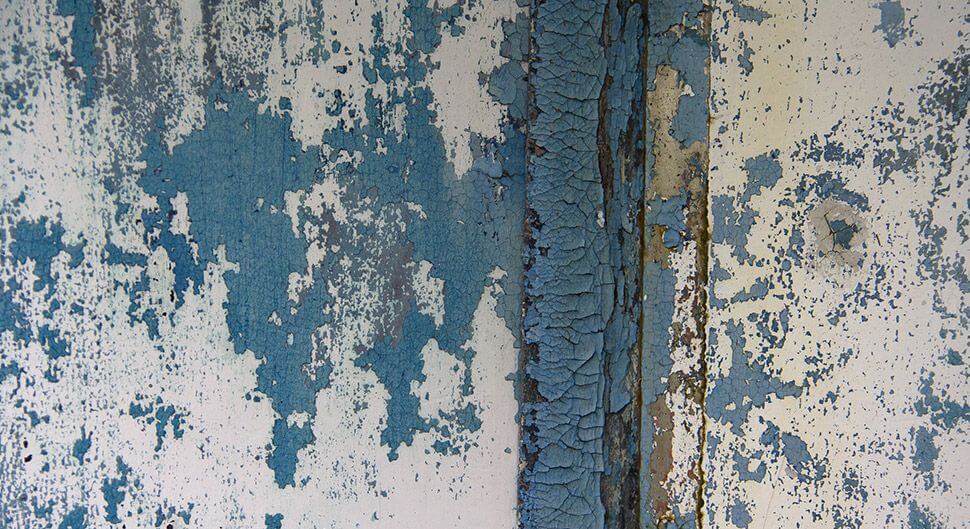 découvrez les dangers liés à la peinture au plomb, ses effets sur la santé et les précautions à prendre pour éviter les risques d'exposition.