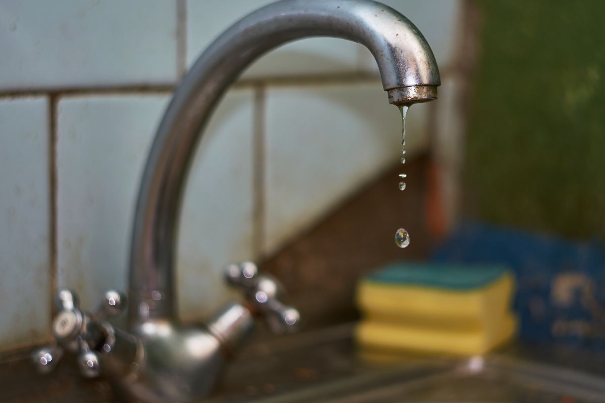 découvrez des solutions urgentes et efficaces pour réparer un robinet qui fuit rapidement et éviter le gaspillage d'eau.