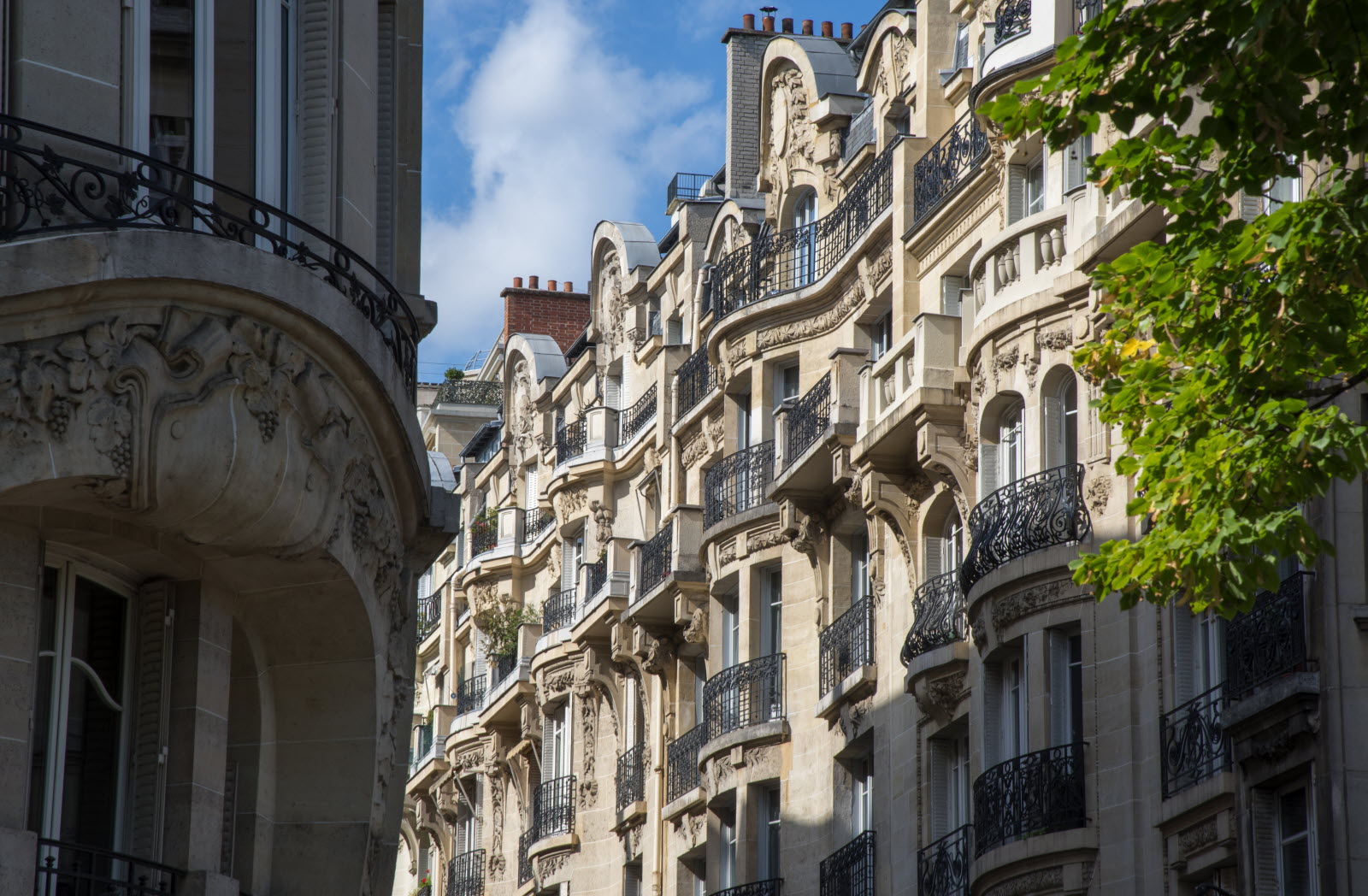 découvrez quel salaire est nécessaire pour acheter un bien immobilier à paris en fonction des quartiers et du marché actuel.
