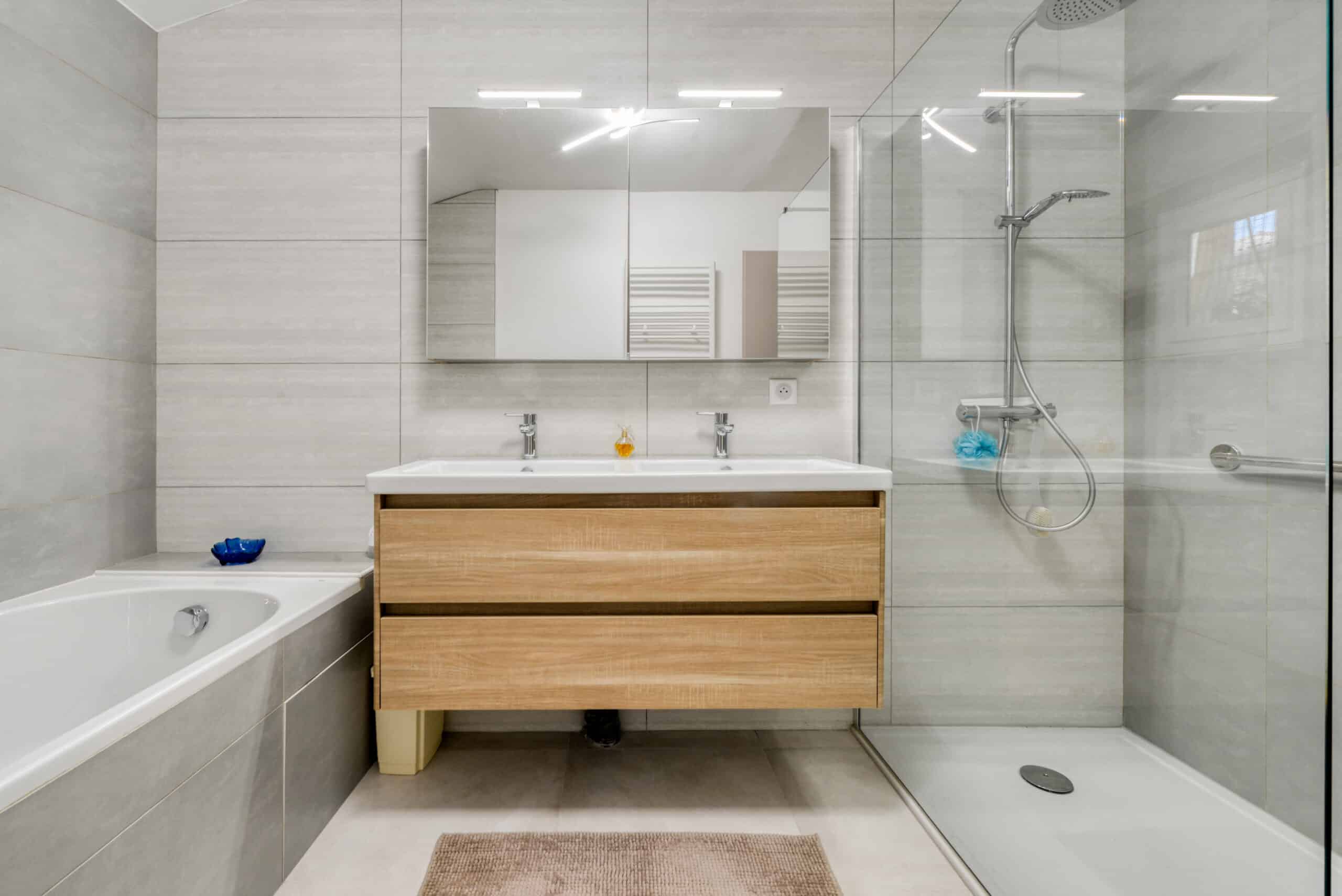 découvrez comment aménager et décorer efficacement une salle de bain de 10m² pour allier confort et esthétique.