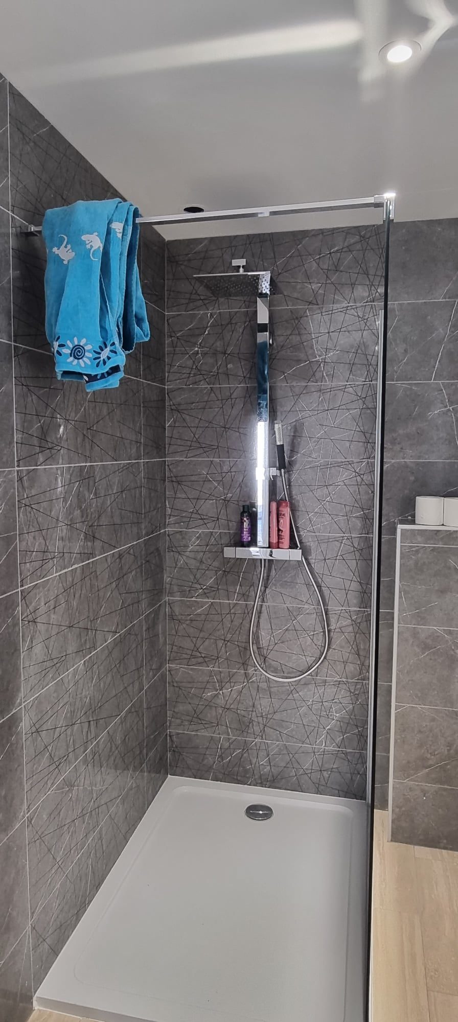 découvrez notre service de salle de bain clé en main : conception, installation et finition pour un espace moderne et fonctionnel, sans soucis.