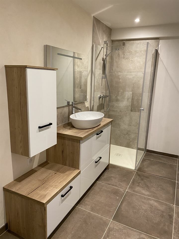 découvrez notre service clé en main pour la rénovation de votre salle de bain : conception, installation et finitions réalisées par des professionnels pour un résultat impeccable.