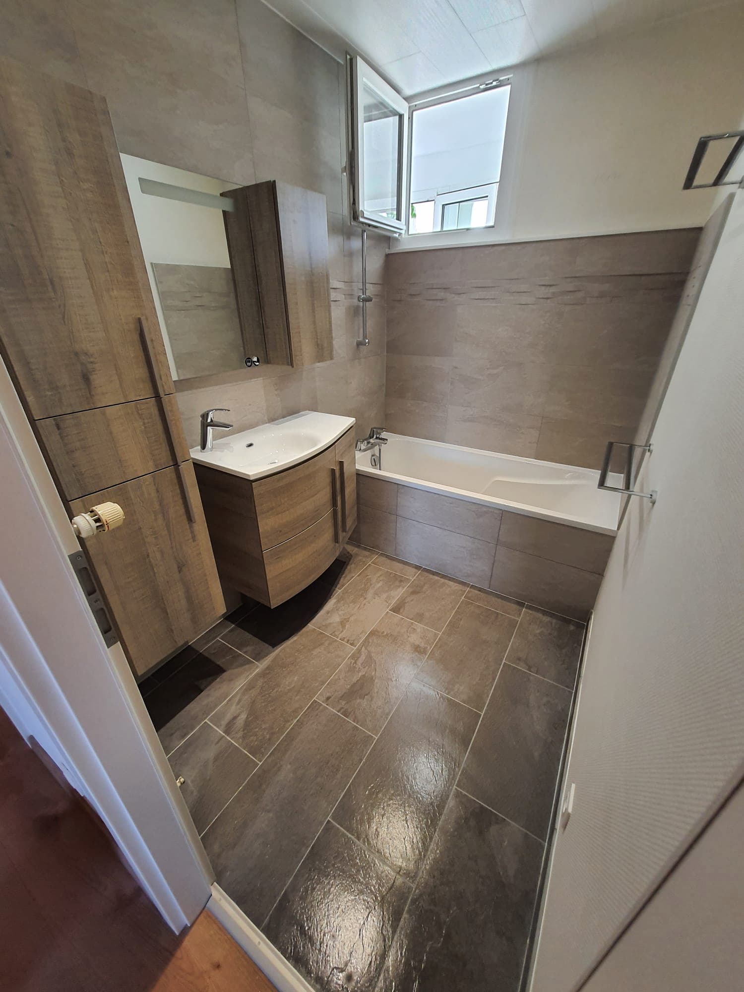 découvrez notre service salle de bain clé en main : des professionnels à votre écoute pour un résultat parfait, alliant design et fonctionnalité.