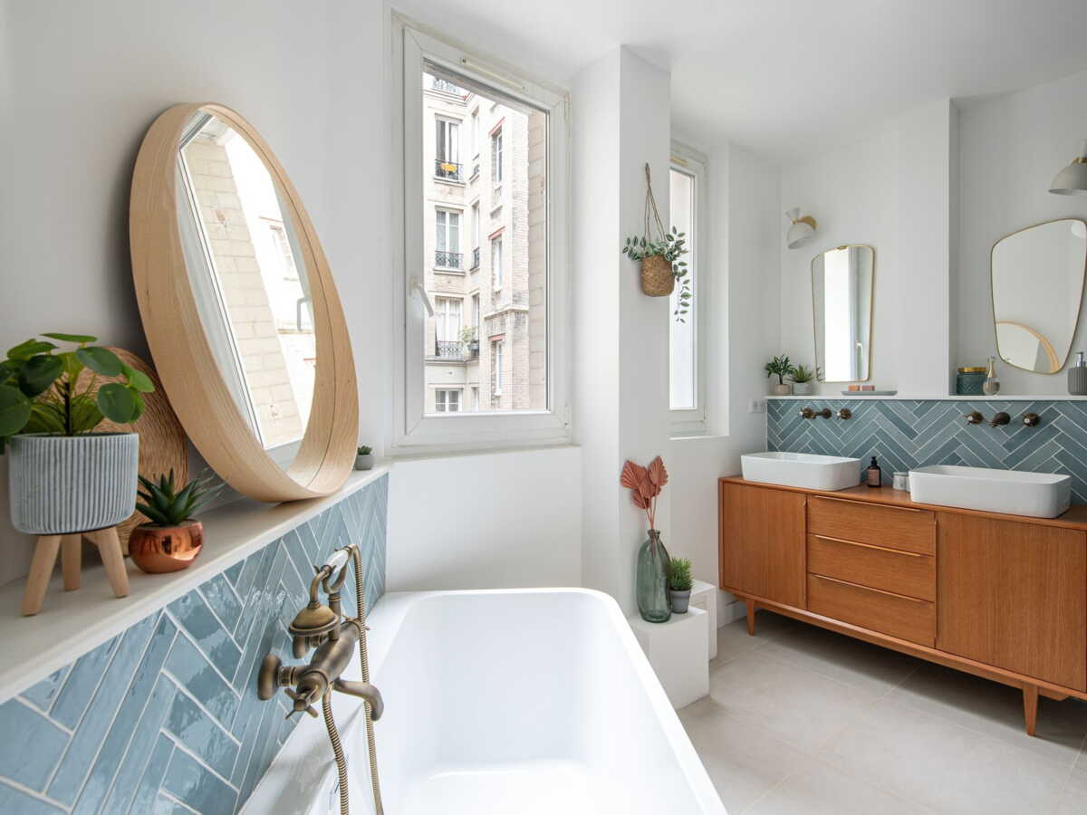 découvrez l'élégance intemporelle d'une salle de bain parisienne chic, alliant design raffiné et confort moderne pour une oasis de bien-être au cœur de la capitale.