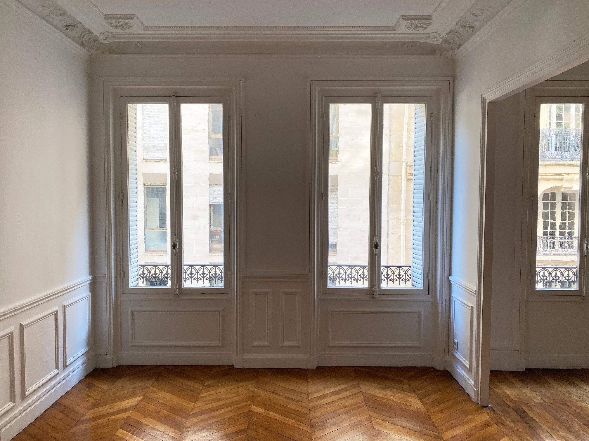 découvrez l'élégance intemporelle d'un salon haussmannien alliant charme parisien et raffinement classique pour un intérieur sophistiqué.