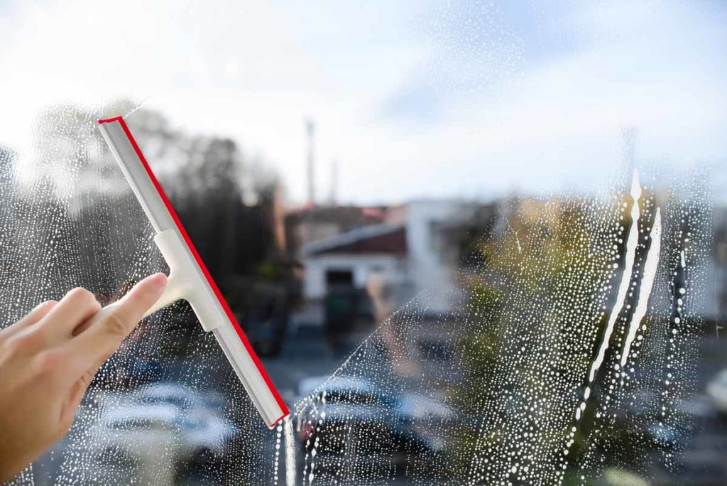 découvrez les secrets de grand-mère pour des vitres propres et étincelantes facilement, avec des astuces naturelles et économiques.