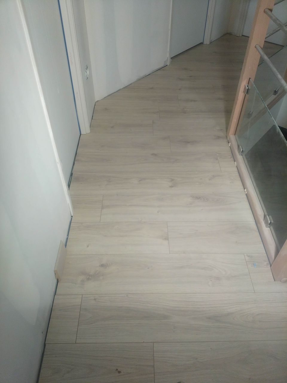 découvrez comment déterminer le sens optimal pour la pose de votre parquet afin d'améliorer l'esthétique et la durabilité de votre sol.