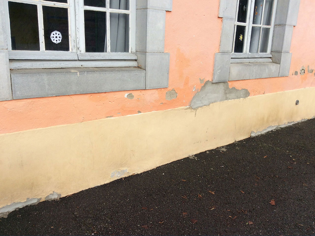 découvrez des solutions efficaces pour traiter et prévenir les remontées capillaires, protégeant ainsi votre maison de l'humidité et des dégâts structurels.