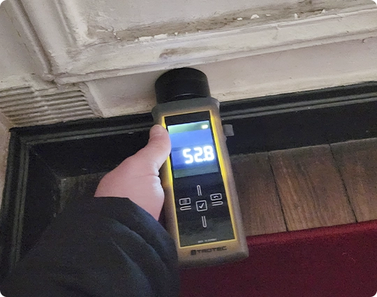découvrez des solutions efficaces pour traiter et prévenir les remontées capillaires dans votre habitation, protégeant ainsi vos murs de l'humidité et des dégâts structurels.