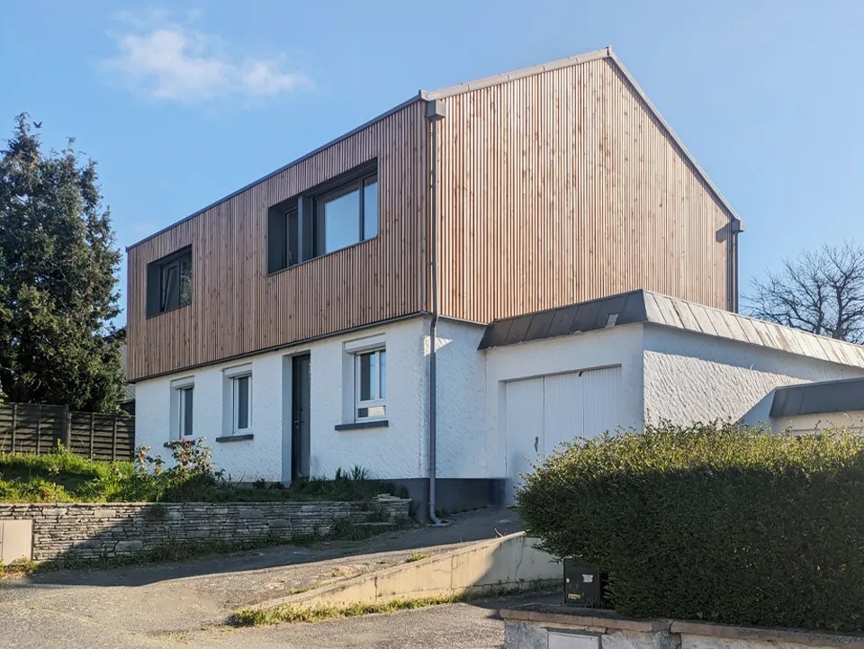 découvrez nos conseils et estimations pour le prix d'une surélévation en bois, une solution écologique et économique pour agrandir votre habitation.