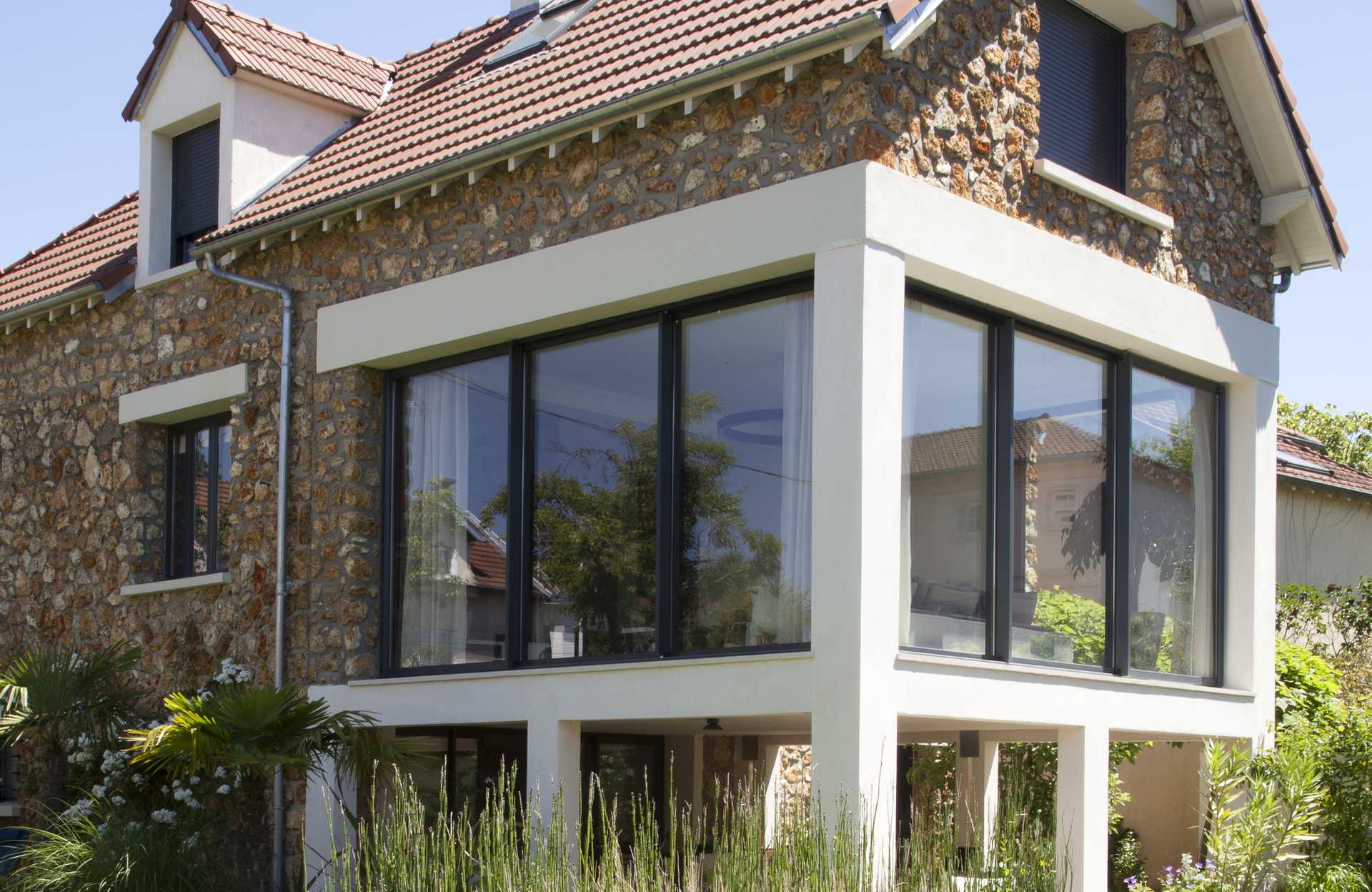 découvrez comment la surélévation de maison permet d’agrandir votre espace de vie en optimisant la hauteur sous plafond tout en valorisant votre bien immobilier.