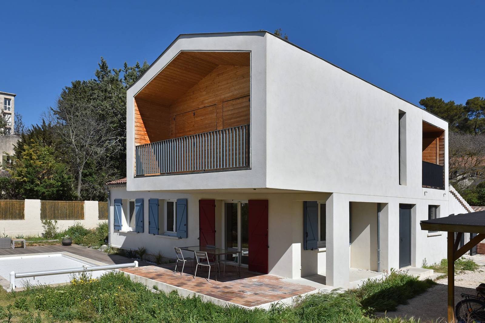 découvrez nos solutions de surélévation de maison pour gagner de l'espace et valoriser votre bien immobilier en toute sécurité et esthétisme.