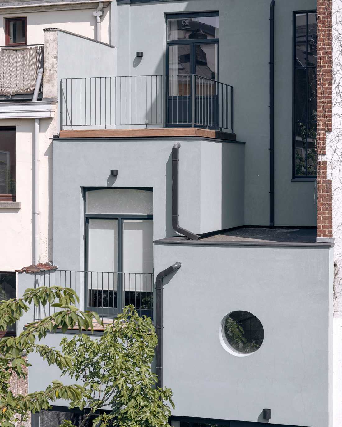découvrez comment la surélévation de maison à paris avec l'aide d'un architecte est la solution idéale pour agrandir votre espace tout en valorisant votre bien immobilier.