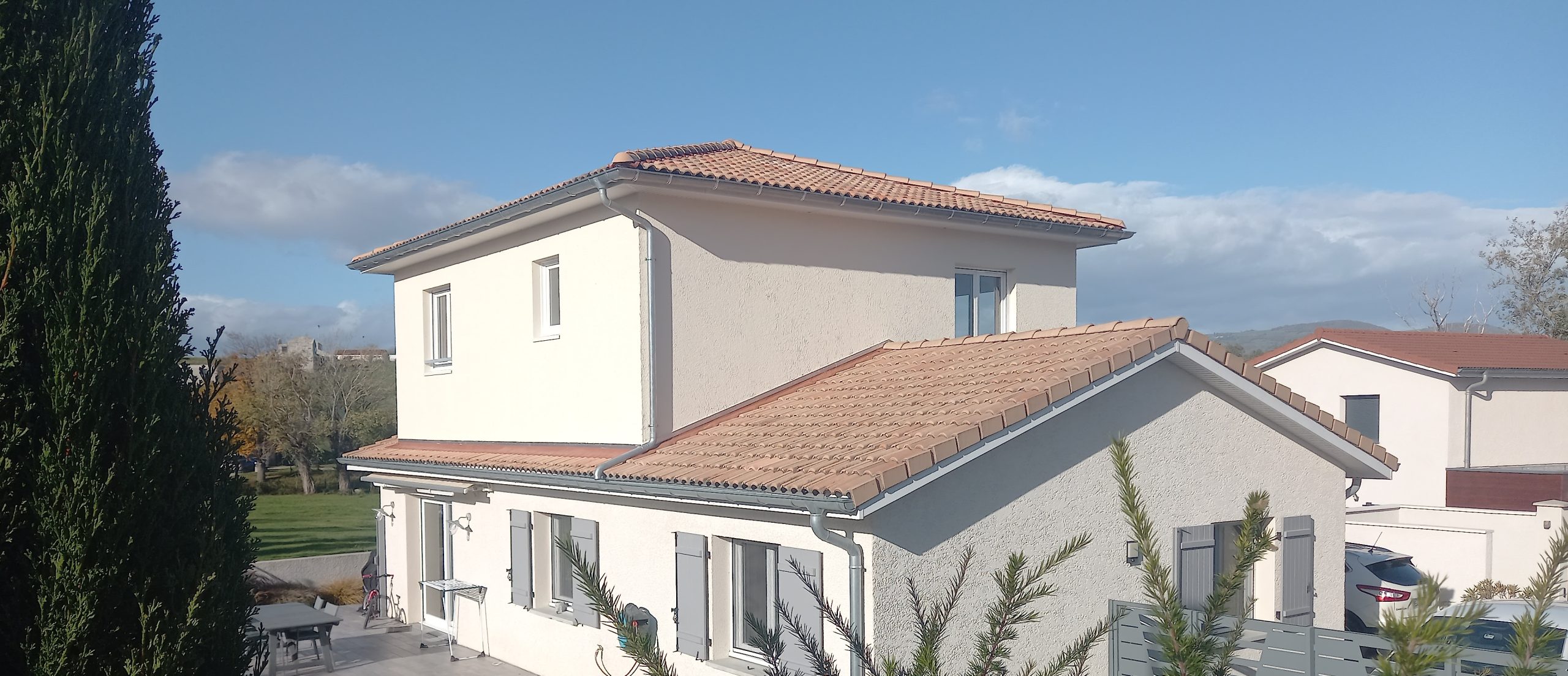 découvrez comment maîtriser le coût de la surélévation de toiture pour gagner plus d'espace dans votre maison tout en optimisant votre budget.