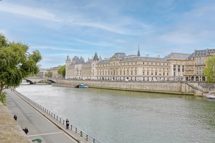 découvrez des surfaces à rénover dans le quartier prisé de paris 01. opportunités uniques pour investir et personnaliser votre espace au cœur de la capitale.
