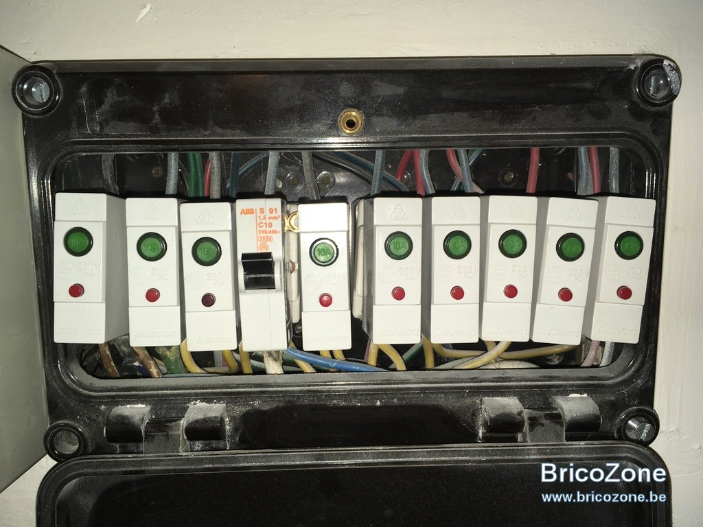 découvrez notre tableau électrique 70s, alliant design rétro et performance moderne pour une installation électrique sécurisée et esthétique.