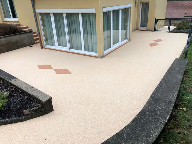 découvrez la terrasse en résine, une solution moderne et esthétique pour embellir vos extérieurs avec durabilité et facilité d'entretien.