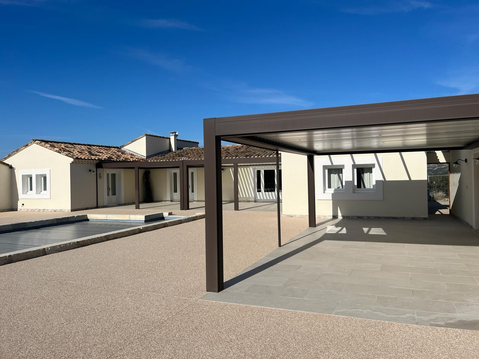 découvrez la terrasse en résine, une solution moderne et esthétique pour sublimer vos extérieurs avec durabilité et facilité d'entretien.