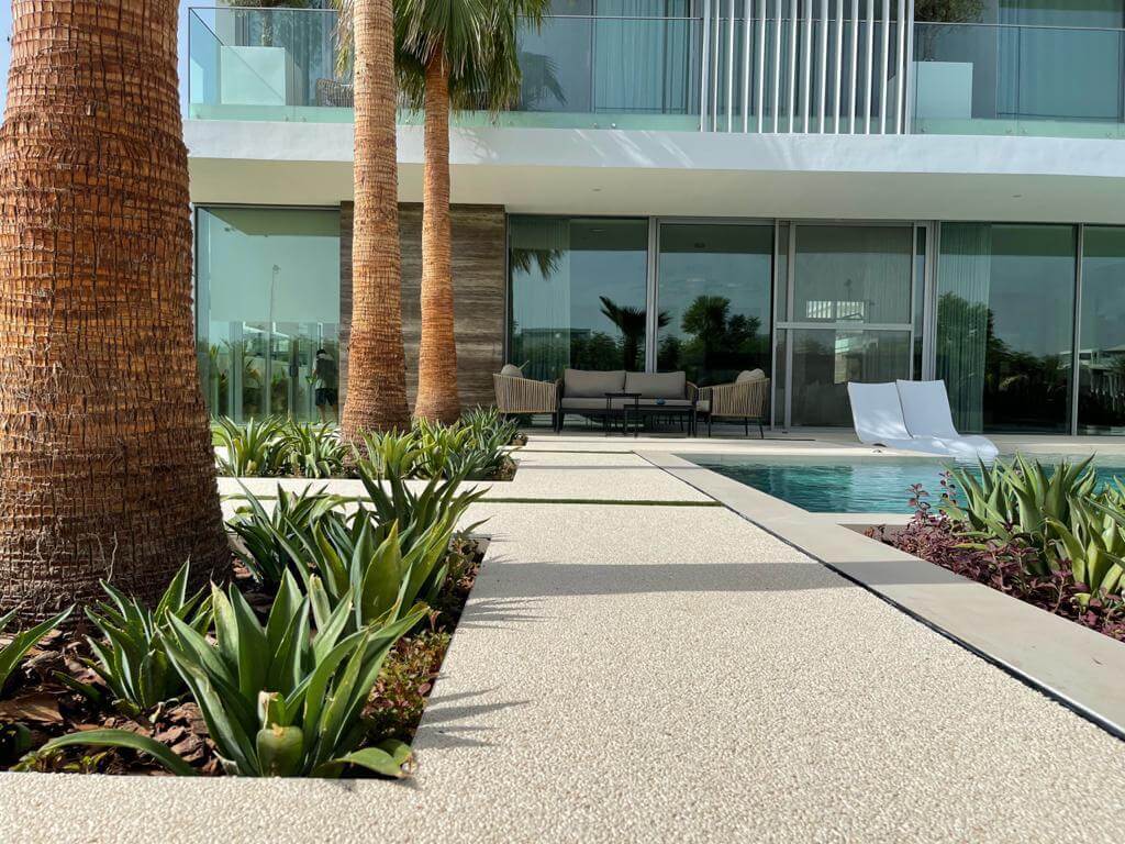 découvrez la terrasse en résine, une solution moderne et esthétique pour valoriser vos espaces extérieurs avec durabilité et facilité d'entretien.