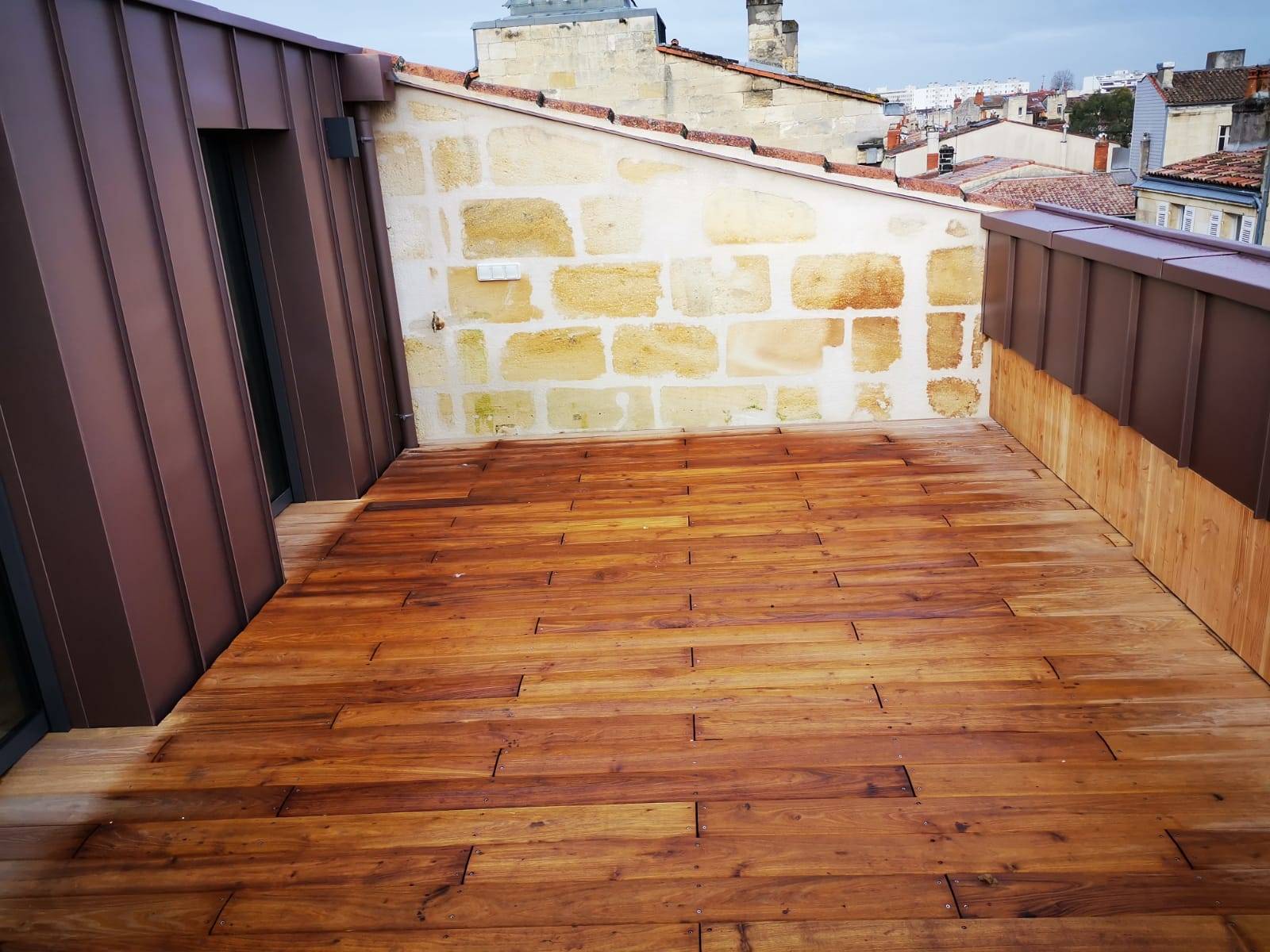 découvrez la terrasse tropézienne, une oasis d'été idéale pour profiter du soleil et de vues panoramiques dans un cadre élégant et apaisant.