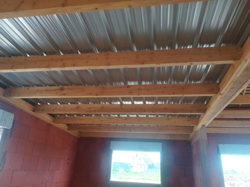 découvrez nos toits en bac acier durables, alliant résistance et esthétique pour protéger efficacement votre habitation.