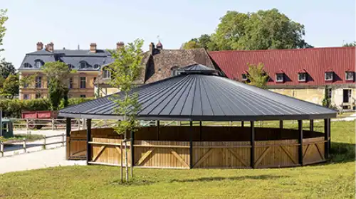 découvrez comment un toit en zinc allie élégance et durabilité pour protéger votre maison avec style et résistance dans le temps.