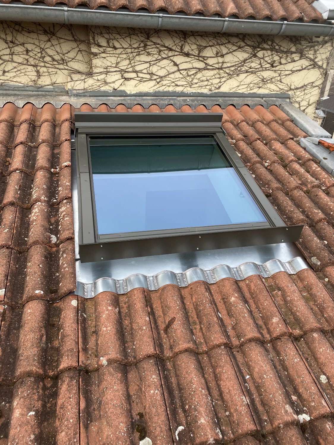 découvrez comment un toit en zinc allie élégance et durabilité pour protéger et valoriser votre maison avec un style unique et pérenne.