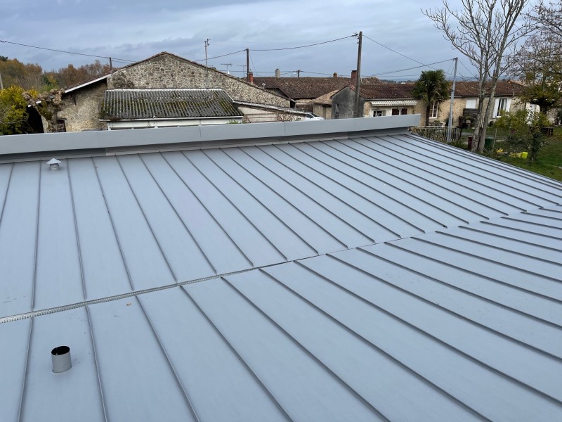 toiture zinc durable et elegante 2 découvrez notre toiture en zinc alliant durabilité et élégance pour protéger et sublimer votre maison avec un matériau écologique et moderne.