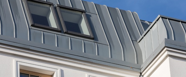 découvrez nos toitures en zinc alliant durabilité et élégance pour protéger et sublimer votre maison avec style et longévité.