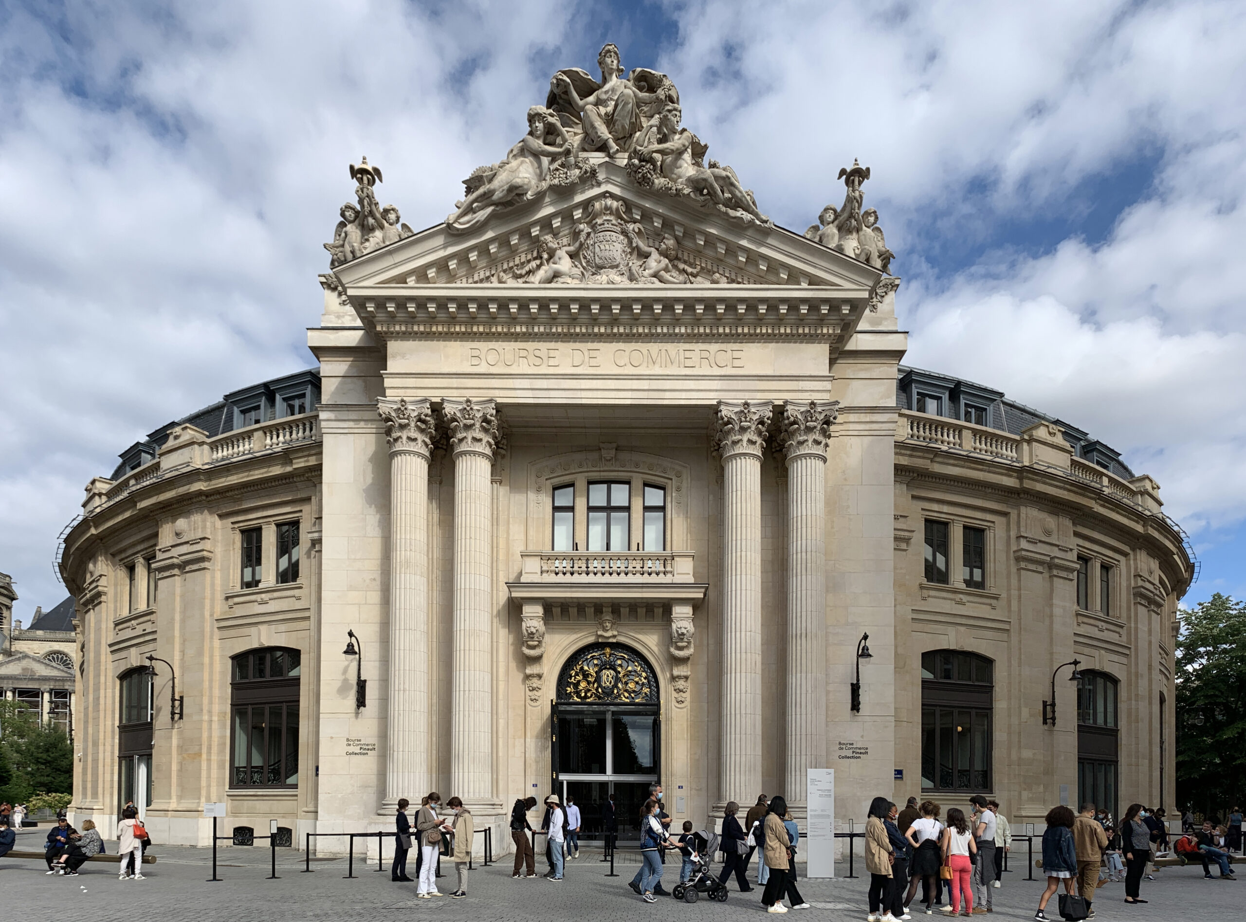 transformation locaux commerciaux paris ile de france 2 scaled découvrez nos services de transformation de locaux commerciaux à paris et en île-de-france, adaptés à vos besoins pour optimiser vos espaces professionnels.