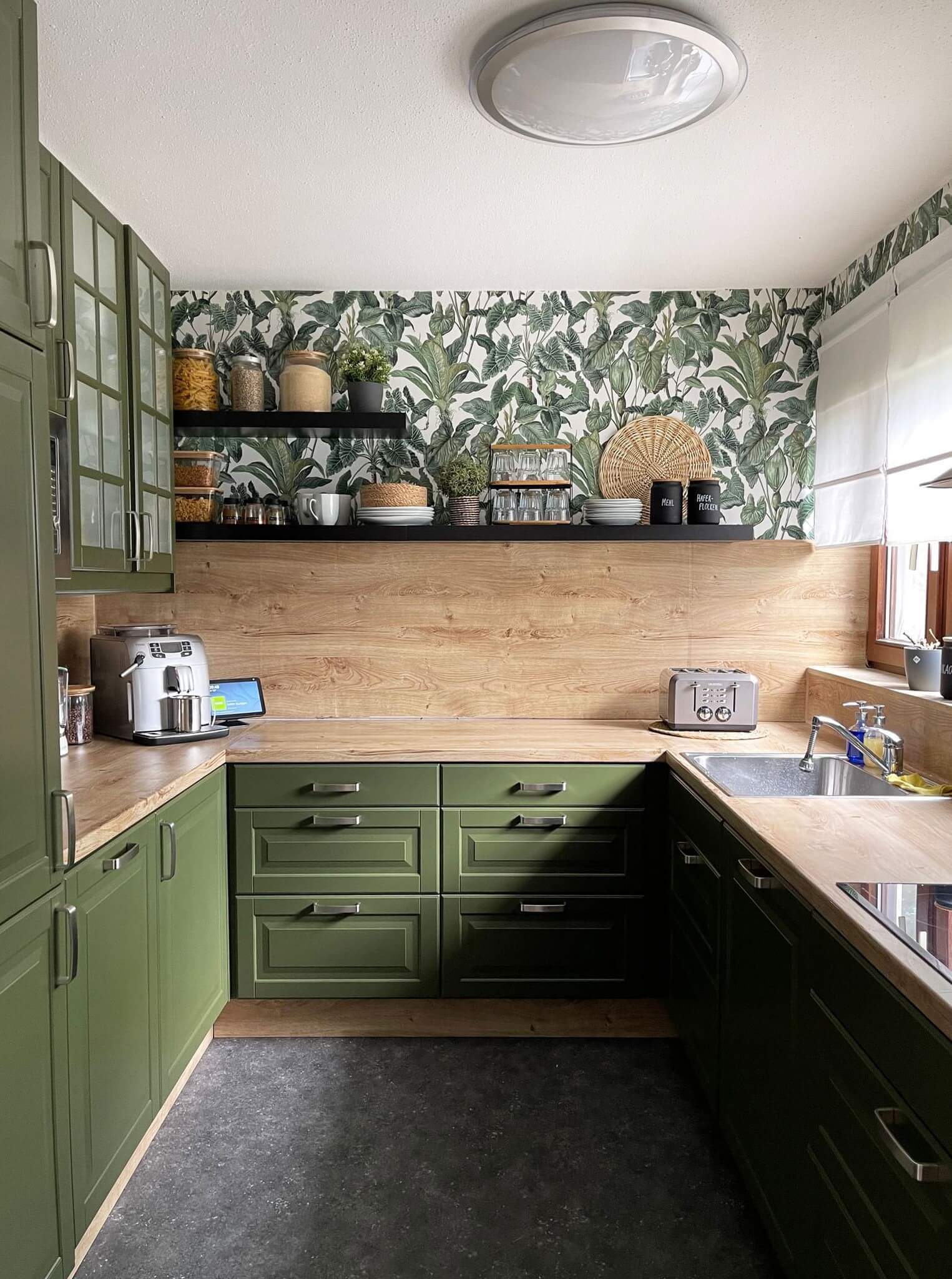 découvrez comment transformer votre cuisine facilement en repeignant vos meubles pour un intérieur moderne et rénové à petit prix.