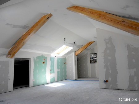 découvrez nos services professionnels pour vos travaux de combles : isolation, aménagement, rénovation, et optimisation de l'espace sous toiture pour un confort et une valeur ajoutée à votre maison.