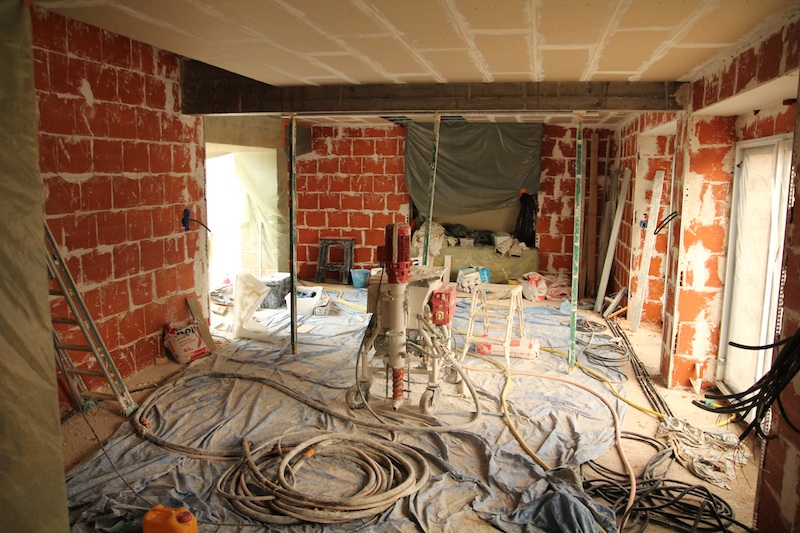 découvrez nos conseils et astuces pour réussir vos travaux maison, de la rénovation à la construction, pour un habitat confortable et personnalisé.