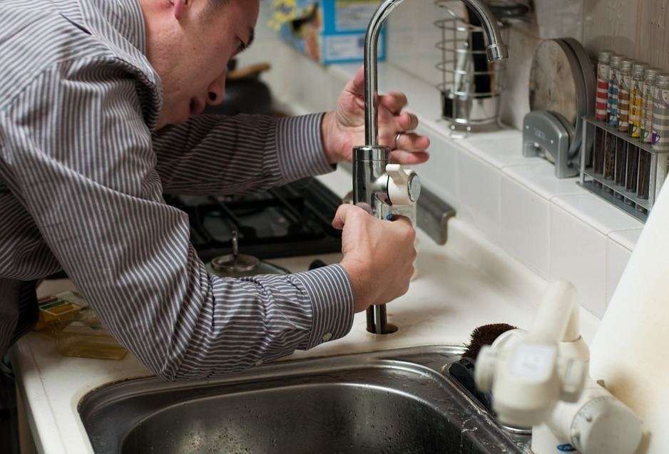 trouvez un plombier fiable rapidement grâce à nos conseils et recommandations pour des interventions de qualité et en toute confiance.