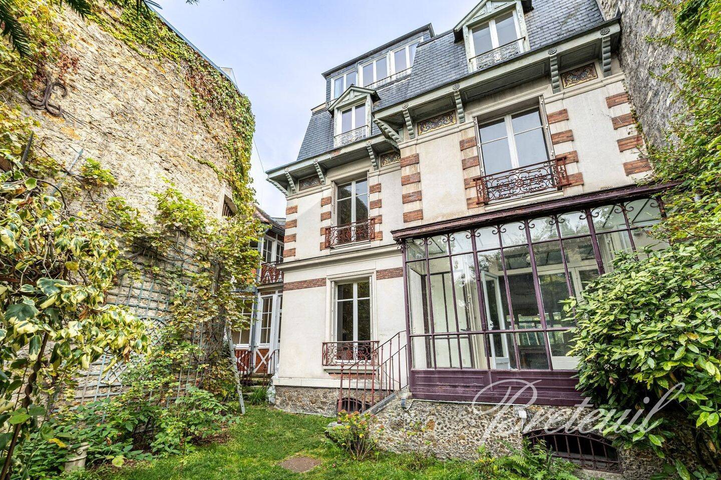 découvrez une maison à rénover dans le 15e arrondissement de paris, idéale pour un projet immobilier sur mesure. opportunité rare à saisir rapidement.