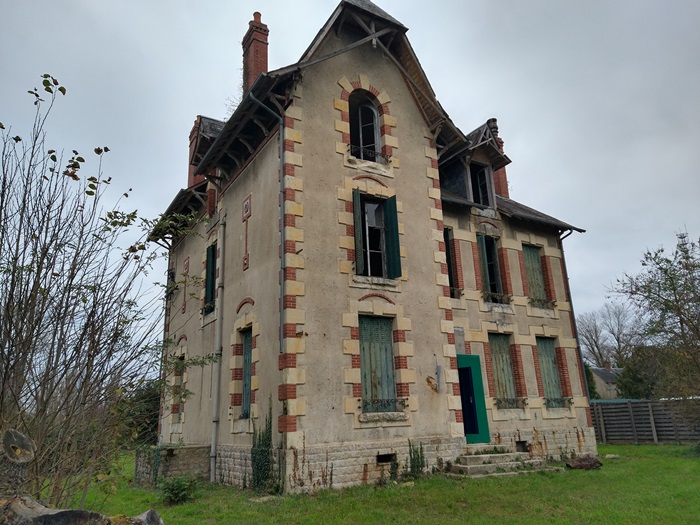 découvrez cette maison à rénover située dans le 15e arrondissement de paris, une excellente opportunité d'investissement au cœur de la capitale. potentiel exceptionnel à saisir !