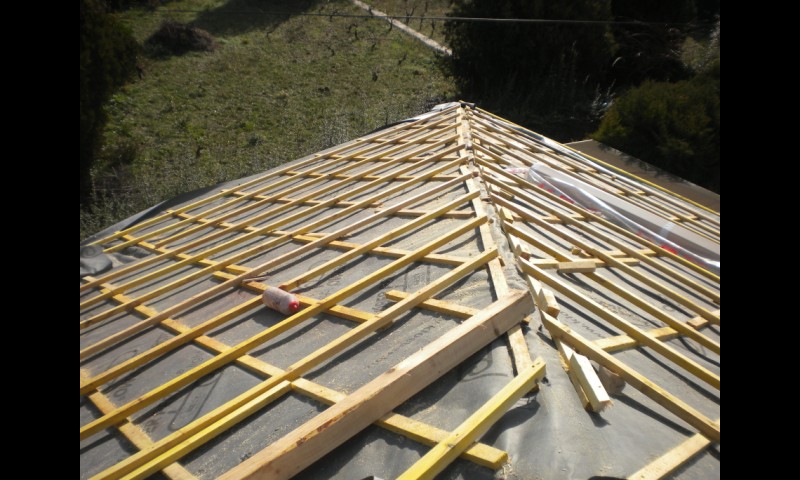 découvrez notre vidéo explicative sur l'écran de sous-toiture, essentielle pour protéger votre toiture et améliorer l'isolation de votre maison.