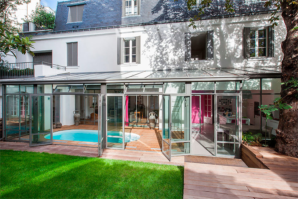 découvrez cette villa à rénover idéalement située près du 15e arrondissement de paris, offrant un fort potentiel pour créer la maison de vos rêves à proximité du centre-ville.