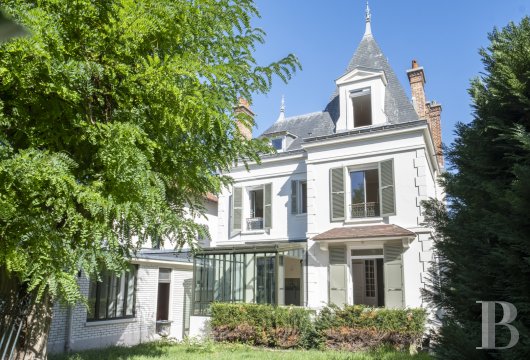 découvrez cette villa à rénover idéalement située près du 15e arrondissement de paris, offrant un fort potentiel pour créer votre maison de rêve dans un quartier prisé.