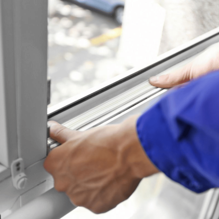 besoin d'un vitrier pas cher à paris ? profitez de nos services rapides, fiables et à prix abordables pour tous vos travaux de vitrerie.