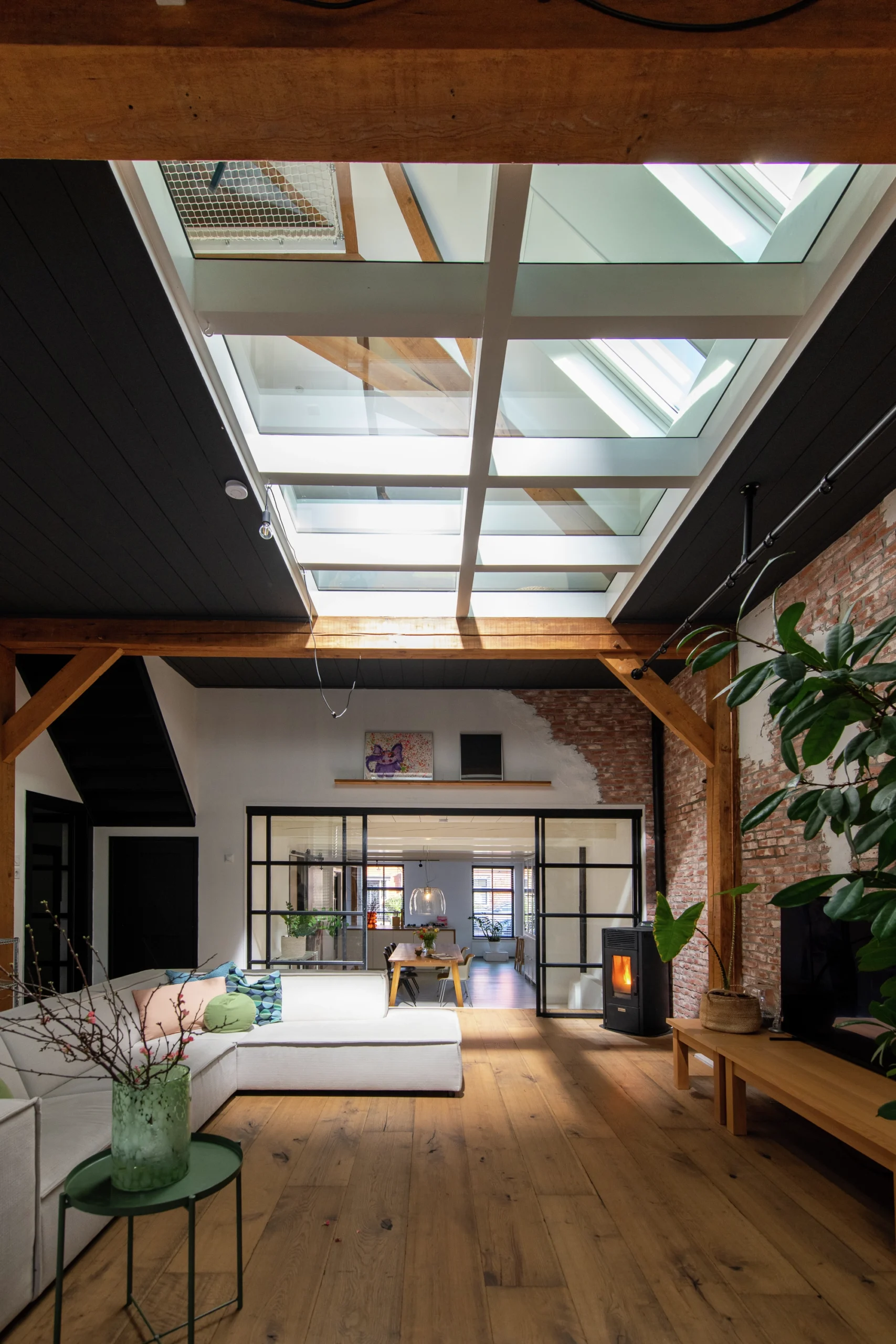 découvrez comment l'achat de combles peut devenir un investissement malin avec nos conseils sur les prix au m2 et les meilleures astuces pour optimiser votre espace et votre budget.