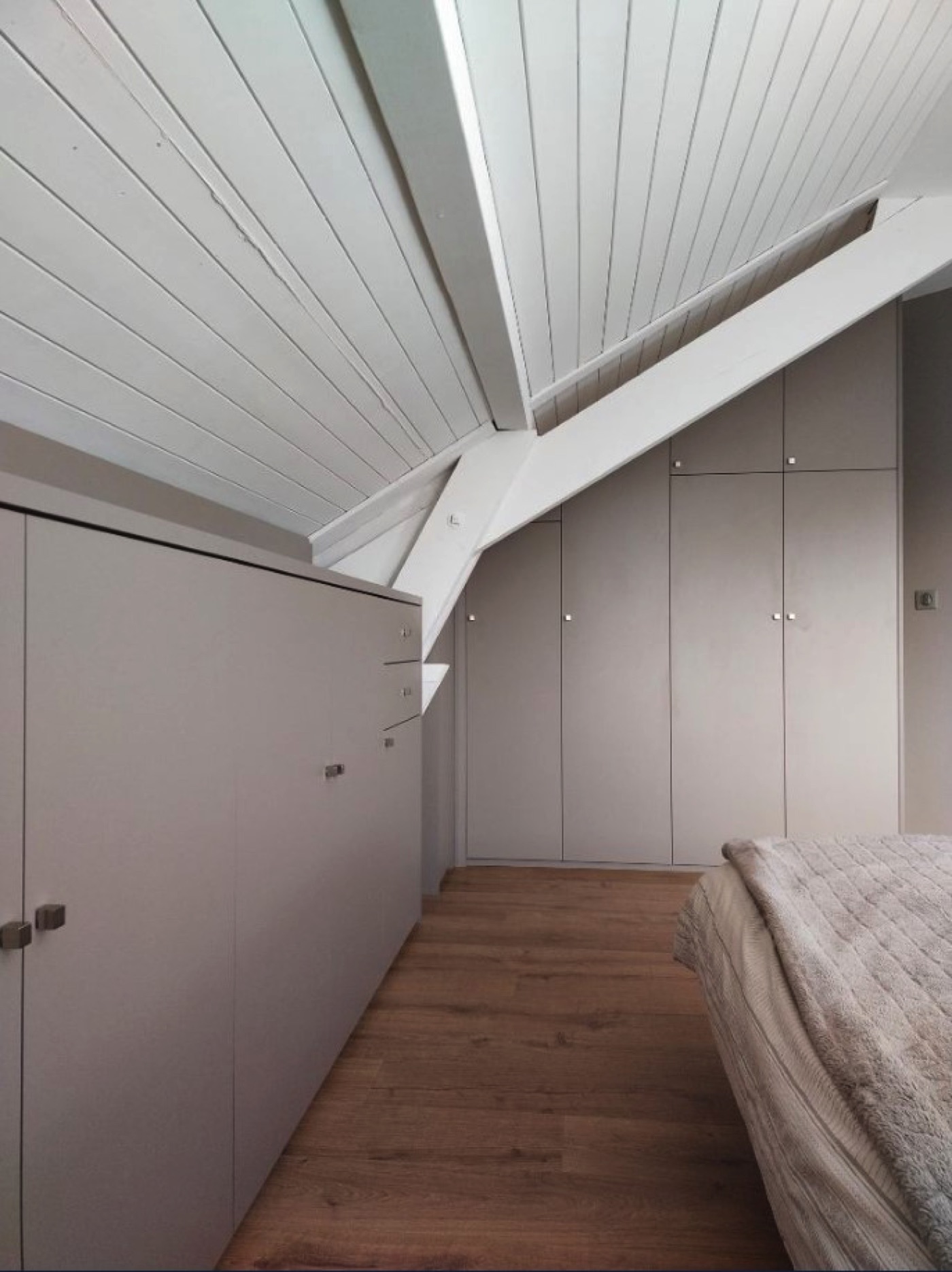 découvrez des conseils et idées pour l'aménagement des combles afin d'optimiser l'espace sous votre toit et créer une pièce supplémentaire fonctionnelle et agréable.