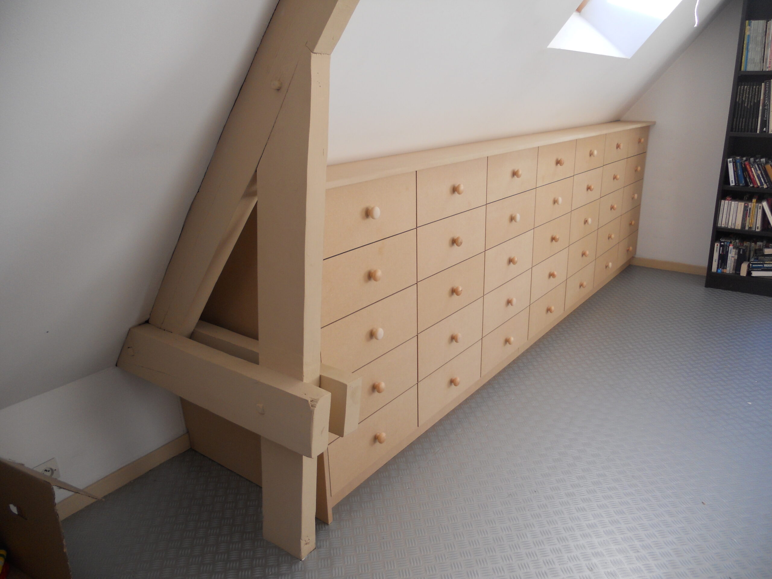 découvrez comment aménager vos combles avec une pente de 35° pour optimiser l'espace, apporter lumière et confort à votre intérieur.